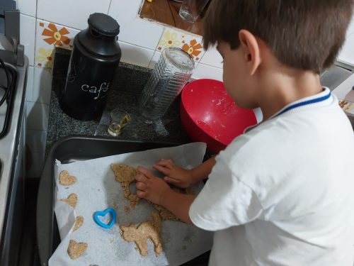 Preparo dos biscoitos de amêndoas. Luiz adorou fazer as formas dos biscoitos!