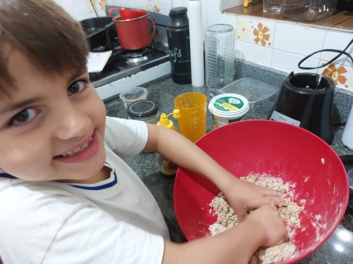 Preparo dos biscoitos de amêndoas. Luiz amassou tudo!