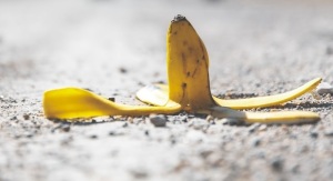 Casca de banana no asfalto.