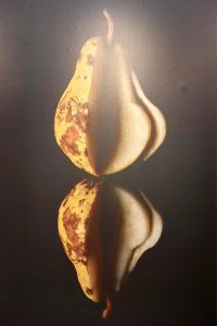 Pera na exposição 'Sob a Pele', de Pauline Daniel.