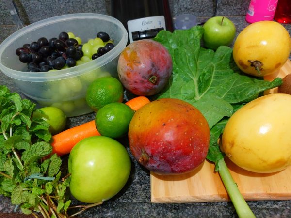 Algumas frutas que compramos para fazer nossas experiências com sucos novos e chup-chup.