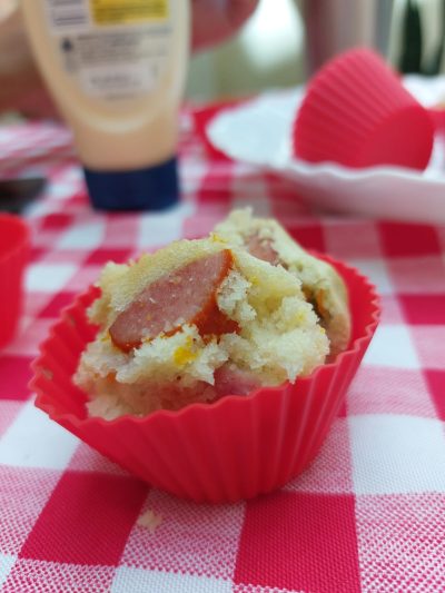 O muffin recheado com salsicha e azeitona, aberto, com a massa bem fofinha :)