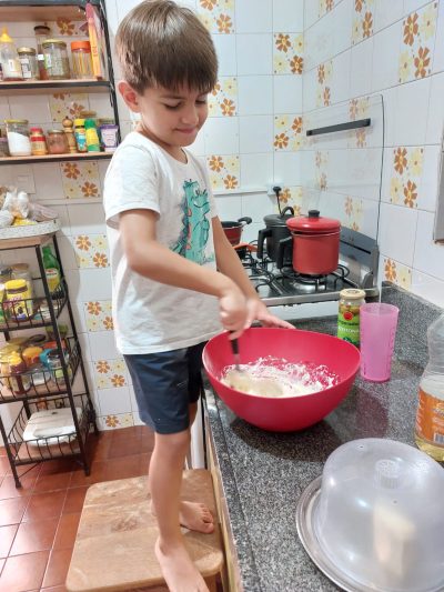 Luiz que misturou toda a massa de muffins salgados e ajudou a colocar nas forminhas de cupcake.