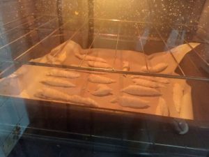 Assadeira com biscoitos de polvilho no forno. Deixei por meia hora.