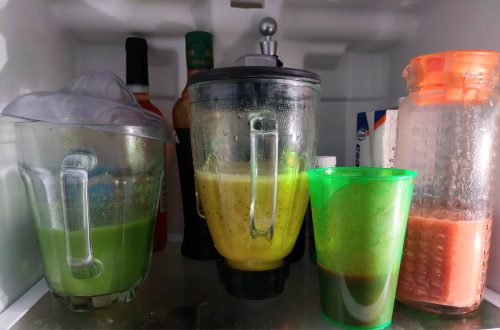 Quatro tipos de suco que preparamos, na geladeira: suco verde, suco de frutas vermelhas, de frutas cítricas e de tutti-frutti.