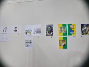 Obras da exposição Pra Não Esquecer, que relembra o governo Bolsonaro em charges.