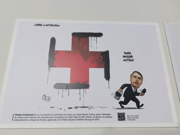 Esta charge de Aroeira virou alvo de investigação pelo Ministério da Justiça do governo Bolsonaro, em 2020. Mais de 600 artistas, do Brasil e do exterior, redesenharam a charge em apoio a ele. Esta acabou recebendo o Prêmio Especial Vladimir Herzog em 2021.