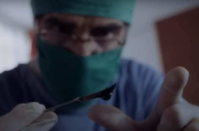 Cena do filme 'O Lodo', de Helvécio Ratton, baseada na obra de Murilo Rubião.