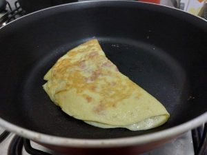 Ainda na fritura, vale dobrar a massa ao meio, para ficar com esse formato de pastel.