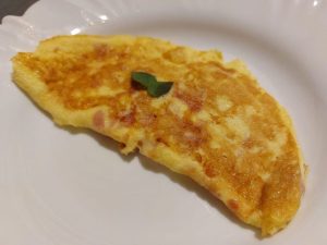 Omelete de presunto e queijo.