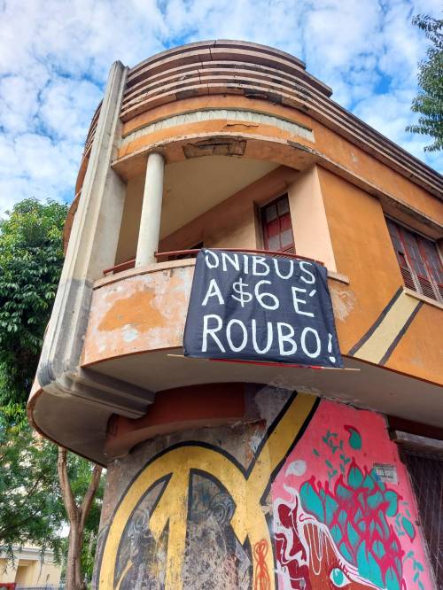 Faixa de pano onde se lê protesto contra preço das passagens de ônibus em BH: "Ônibus a R$ 6 é roubo!". Tarifa de ônibus, transporte coletivo. Estava na av. Bias Fortes, perto da Praça Raul Soares. Foto: CMC / blog da kikacastro