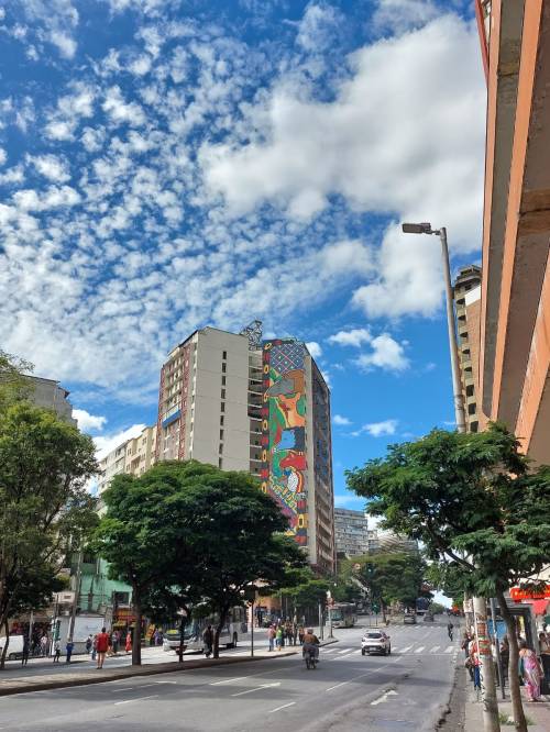 Obra do CURA 2021 feita por artistas do Coletivo Mahku Kassia no Edifício Levy (Avenida Amazonas, 718, Centro de Belo Horizonte), em uma área de 490m² e num painel com 49m de altura. Foto: CMC / blog da kikacastro