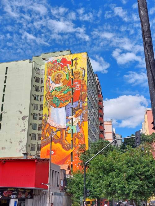 Obra do CURA "Por Terra, Arte e Pão", feita pelo Coletivo de Artistas do MST no Edifício Rochedo (Rua dos Goitacazes, 470, centro de BH), usando uma área de 489m² em um painel de 36,1 m de altura. Foto: CMC / blog da kikacastro