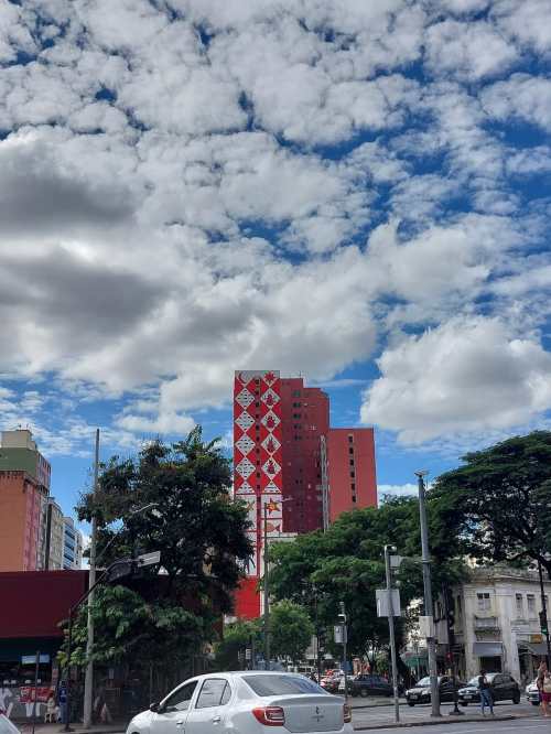 Obra do CURA 2022, das artistas Sueli Maxakali e Isael Maxakali, feita no Edifício Roma (Avenida Paraná, 466), com 60,4 m de alturae área de 601,5 m². Foto: CMC / blog da kikacastro