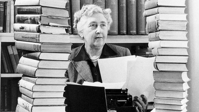 Agatha Christie em meio a vários livros: escritora britânica, que ganhou a alcunha de Rainha do Crime, escreveu mais de 80 obras.