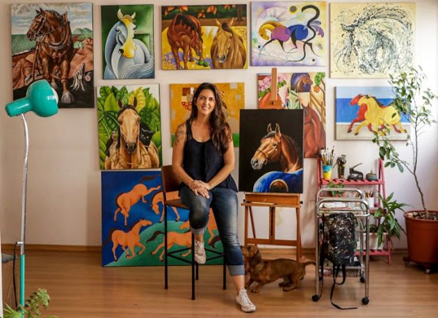 A artista Raquel Fernandes e seus quadros maravilhosos.
