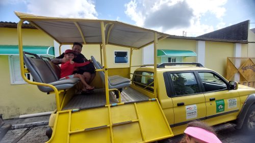 No nosso buggy tinha quatro adultos e três crianças. No outro buggy do mesmo grupo, cinco adultos.