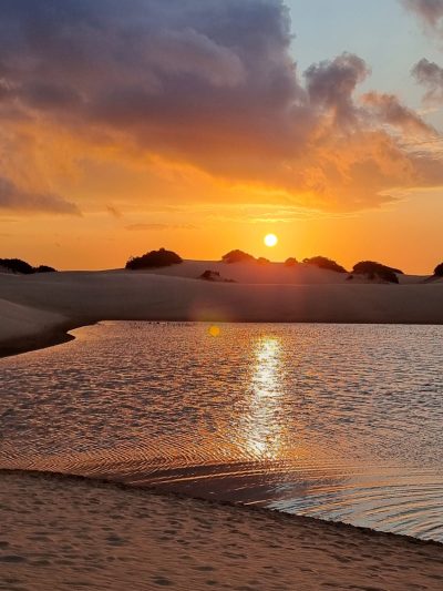 Lago de chuva e pôr-do-sol nas dunas de Piaçabuçu, perto da foz do rio São Francisco, em Alagoas.