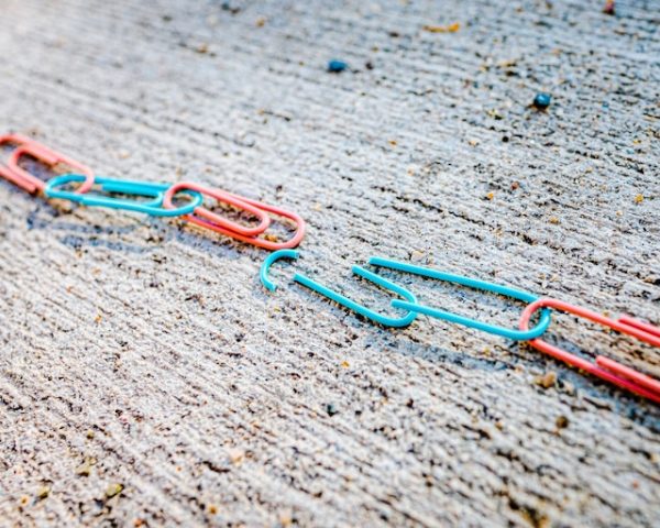 Rompimento, fim, divórcio, separação, simbolizada por cadeia de clipes com um deles quebrado. Foto: Jackson Simmer / unsplash