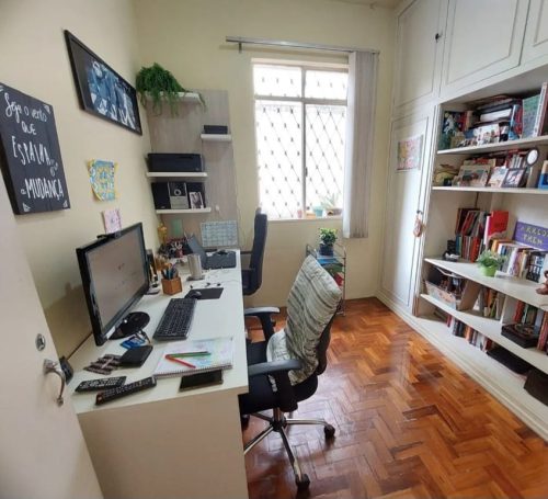 Home office, teletrabalho, escritório em casa, biblioteca