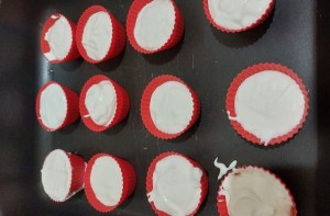 Massa de pão de queijo de liquidificador nas forminhas de cupcake, pronta para ir ao forno.