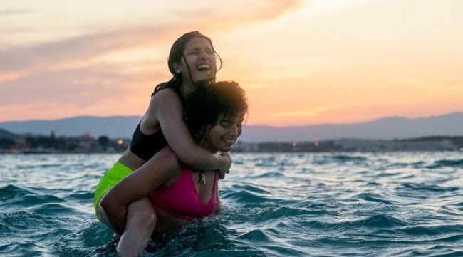 As atrizes e irmãs Manal Issa e Nathalie Issa, que interpretam Sara e Yusra Mardini, em cena do filme 'As Nadadoras'.