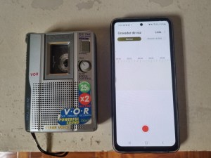 À esquerda, o gravador de fita K7 que eu usava no início da carreira de jornalista, em 2007. À direita, o celular com gravador, que uso hoje.