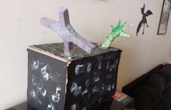 Caixão de enfeite para o Halloween que o Luiz fez.