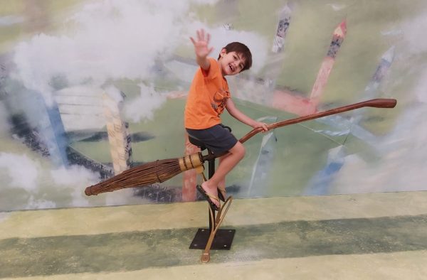 Luiz na vassoura do Harry Potter, personagem que ele descobriu (e passou a adorar) no último ano.