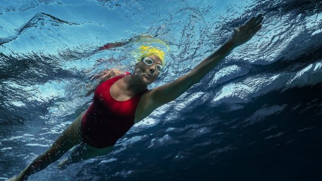 Cena do filme Nyad, da Netflix.