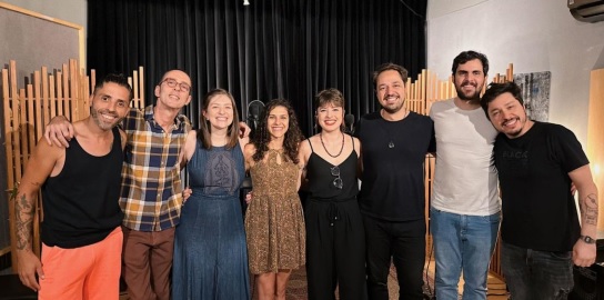 Músicos Kadu Vianna, Affonsinho, Fabi Metzker, Bárbara Barcellos, ClaraDias, Lucas Avelar, Helton Lima e Felipe Fantoni na gravação do single Belo de Belô.