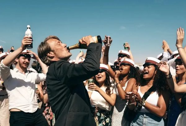 Ator Mads Mikkelsen é o protagonista do filme 'Druk', interpretando Martin, um professor que decide perder o controle.