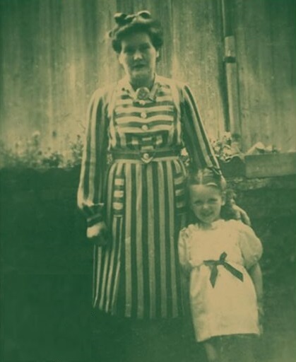 Annie Ernaux e sua mãe, em foto na capa do livro autobiográfico 'A Outra Filha'