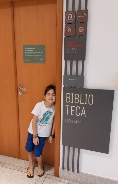 Luiz impaciente esperando pela abertura da biblioteca, que só funciona a partir das 10h. Foto: blog da kikacastro