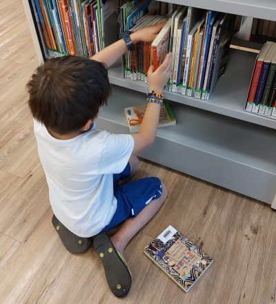 Luiz escolhendo livros em uma visita que fizemos em fevereiro de 2024 a esta biblioteca em Belo Horizonte. Foto: blog da kikacastro
