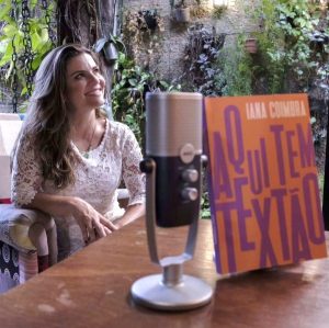 A jornalista, escritora, palestrante, pesquisadora, doutora e empreendedora Iana Coimbra e seu livro 'Aqui tem textão' (2023), que virou podcast em 2024.