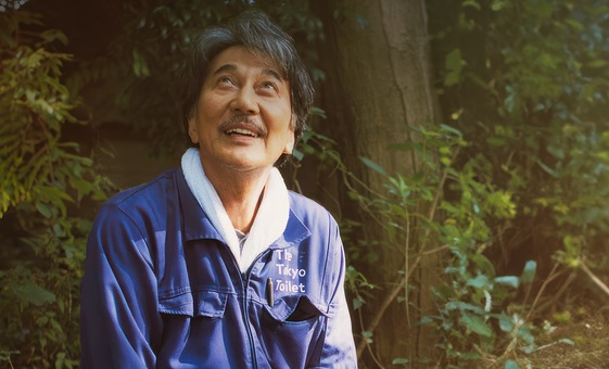 Cena do filme "Dias Perfeitos", aqui com o personagem Hirayama (Koji Yakusho) admirando a árvore na hora do almoço.