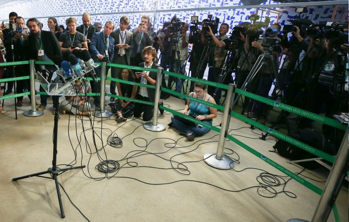 Foto mostra jornalistas de vários veículos prontos para entrevistar então presidente da Câmara dos Deputados, Rodrigo Maia. Crédito: Fotos Públicas / Divulgação