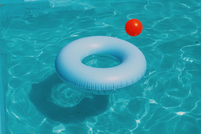 Boia e bolinha sozinhas em uma piscina