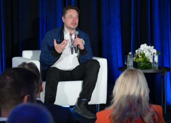 Elon Musk, em foto de Avi Ohion, CEO, de quando Netanyahu visitou fábrica da Tesla em setembro de 2023.