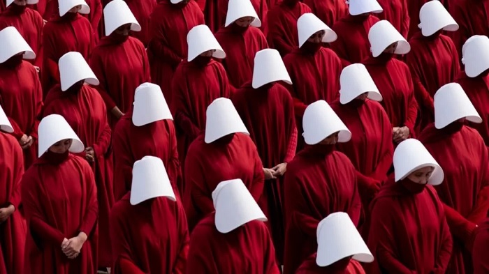 Cena da série "The Handmaid's Tale", baseada no livro de mesmo nome, "O Conto da Aia", de Margaret Atwood.