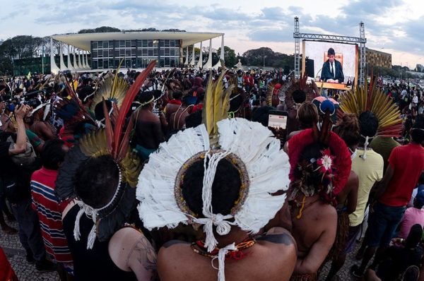 Manifestação de indígenas em frente ao STF, em 2021, quando a corte julgava ação sobre o marco temporal. Foto: Leopoldo Silva / Agência Senado