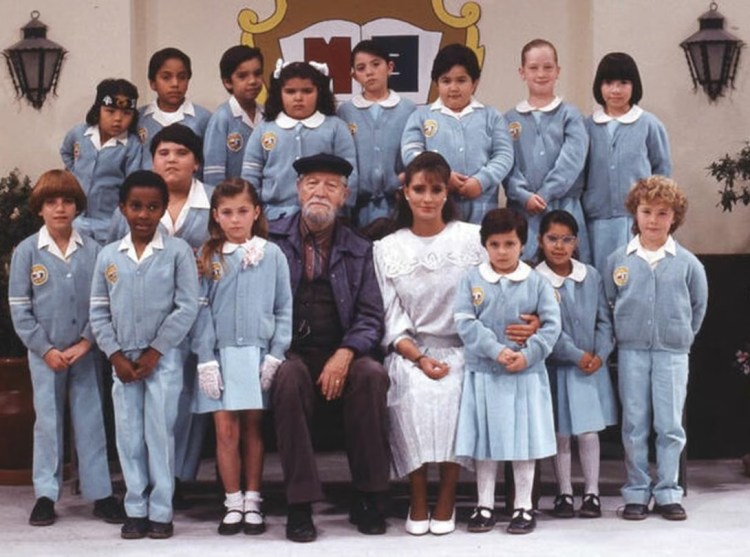 Professora Helena, Firmino e as crianças da novela infantil "Carrossel" original, exibida no México em 1989, e depois no SBT, várias vezes.