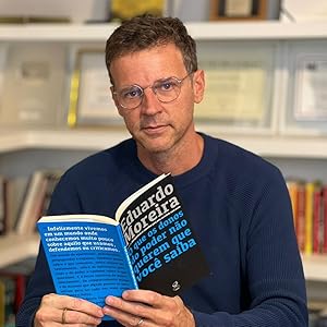 Eduardo Moreira e um de seus livros mais vendidos, o best-seller 'O que os donos do poder não querem que você saiba'. Foto: Divulgação