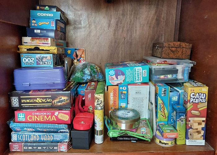 Nosso armário de jogos de tabuleiro, cartinhas e outros. Foto: blog da kikacastro