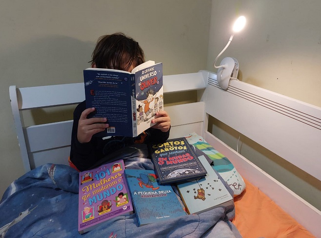 Luiz e alguns dos seus livros favoritos aos 8 anos. Foto: blog da kikacastro