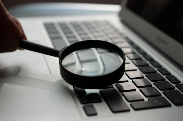 Tem sempre alguém olhando o que você posta na internet. Foto: Agence Olloweb /Unsplash