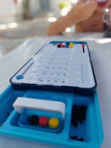 Jogo Mastermind: além de tudo, ele é totalmente portátil, ótimo pra levar em passeios e viagens.