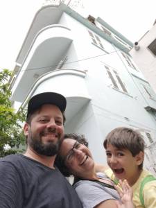 Luiz, eu e papai Beto diante do famoso Prédio Azul, da série "Detetives do Prédio Azul", que o Luiz ama! 