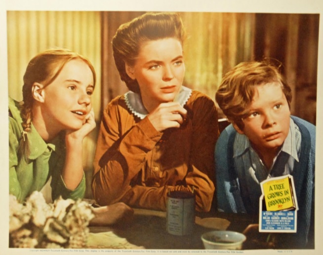Cena do filme 'A Tree Grows in Brooklyn' (Laços Humanos), de 1945, baseado na obra de Betty Smith.